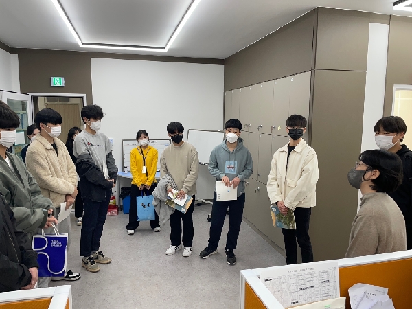 중고등학생들의 진로체험 활동 지원(부산고등학교) 대표이미지